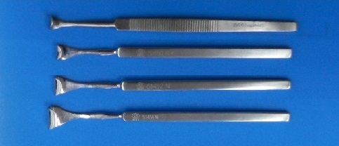 Eyelid retractor