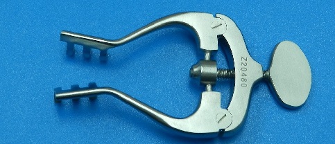 Speculum retractor